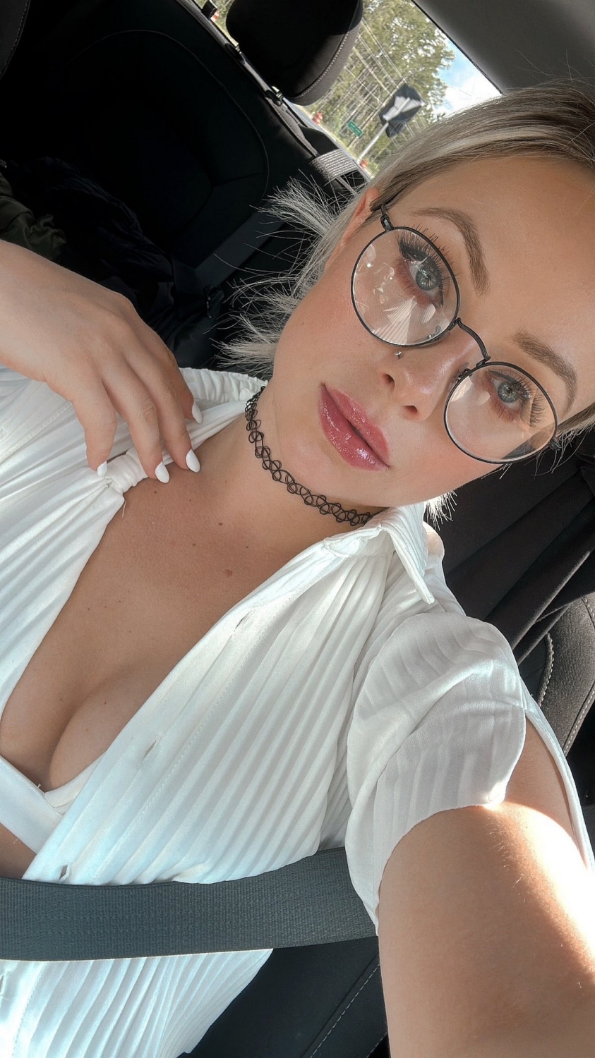 girlswithglasses47_037