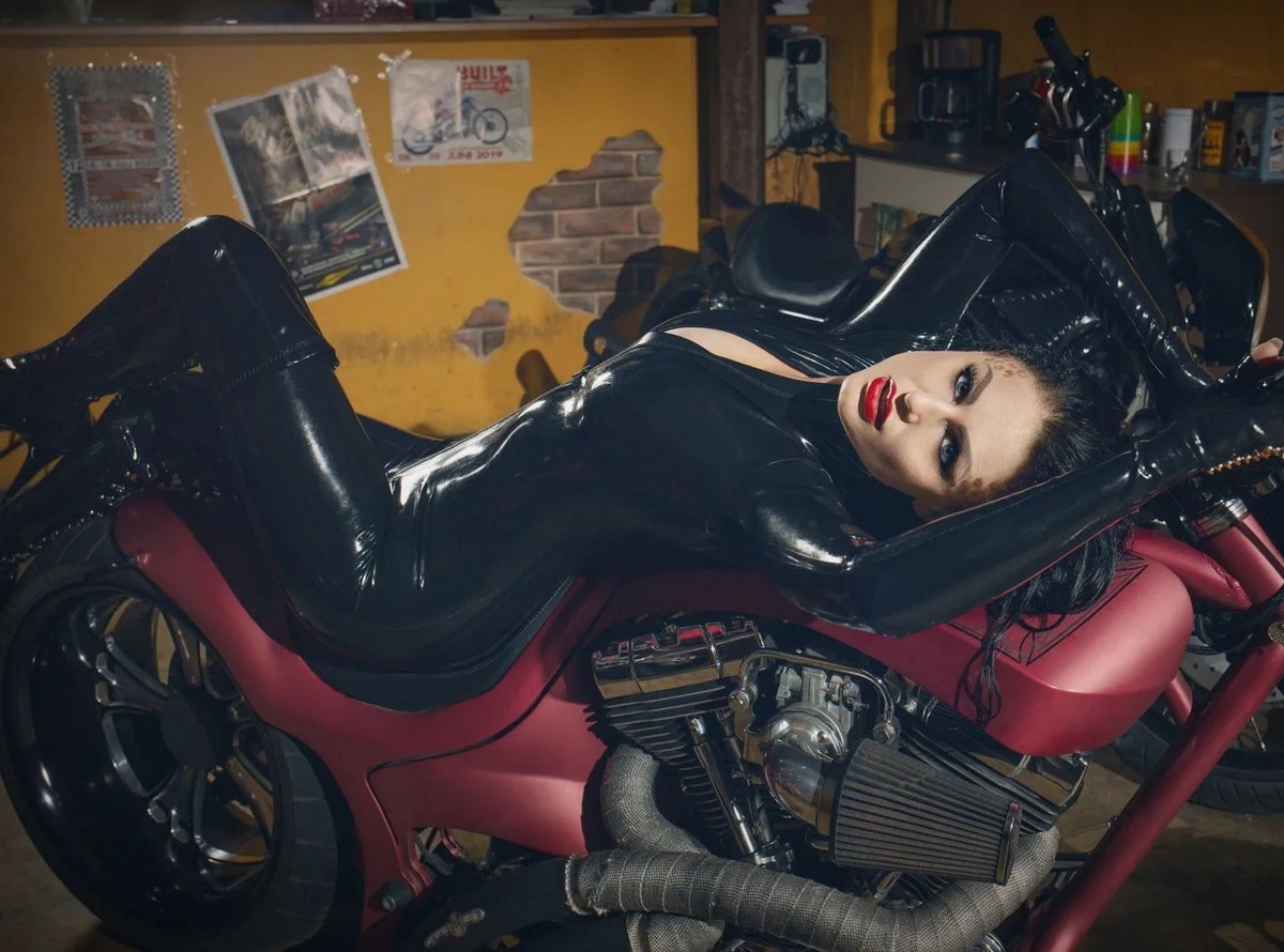 girlsinlatexleather36_040